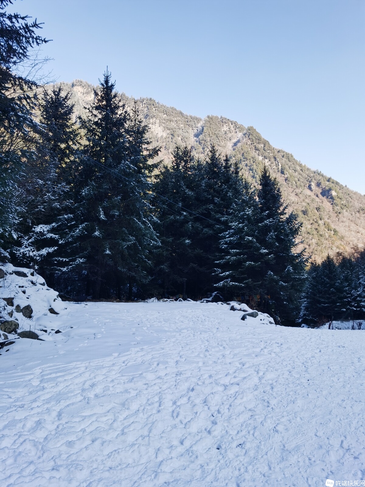 没事在屋头爪子哦,带娃来耍雪嘛~~~